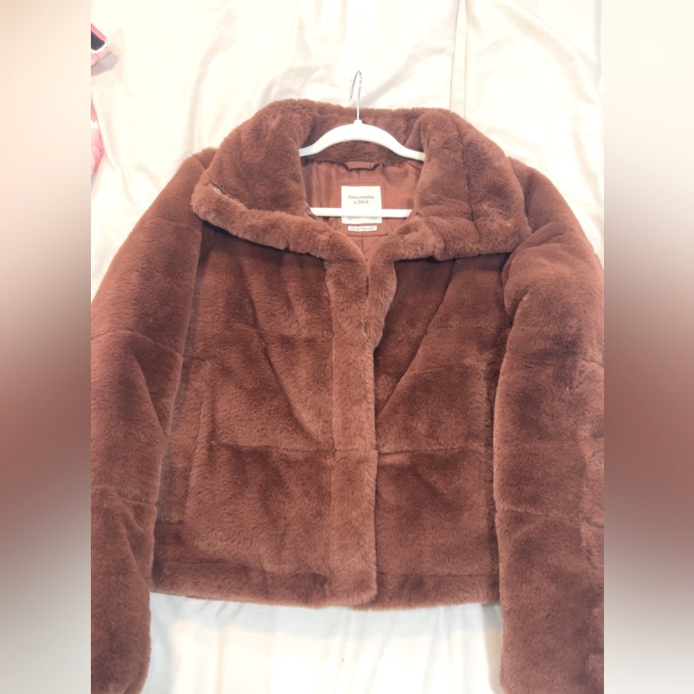 Abercrombie & Fitch Brown Faux Fur Jacket 🤎
Size M